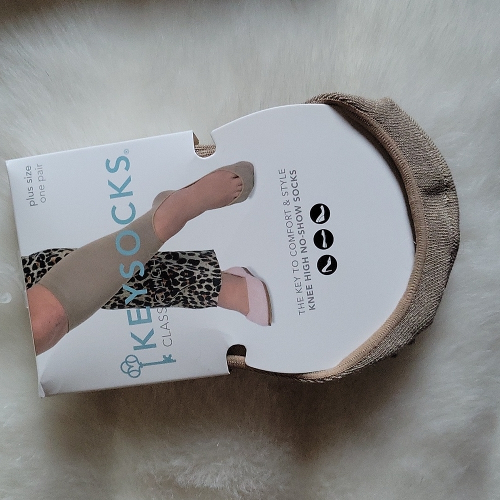 Keyhole Socks - Picture 4 of 10